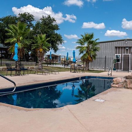 Rivercity Rv Park Нью Браунфелс Экстерьер фото