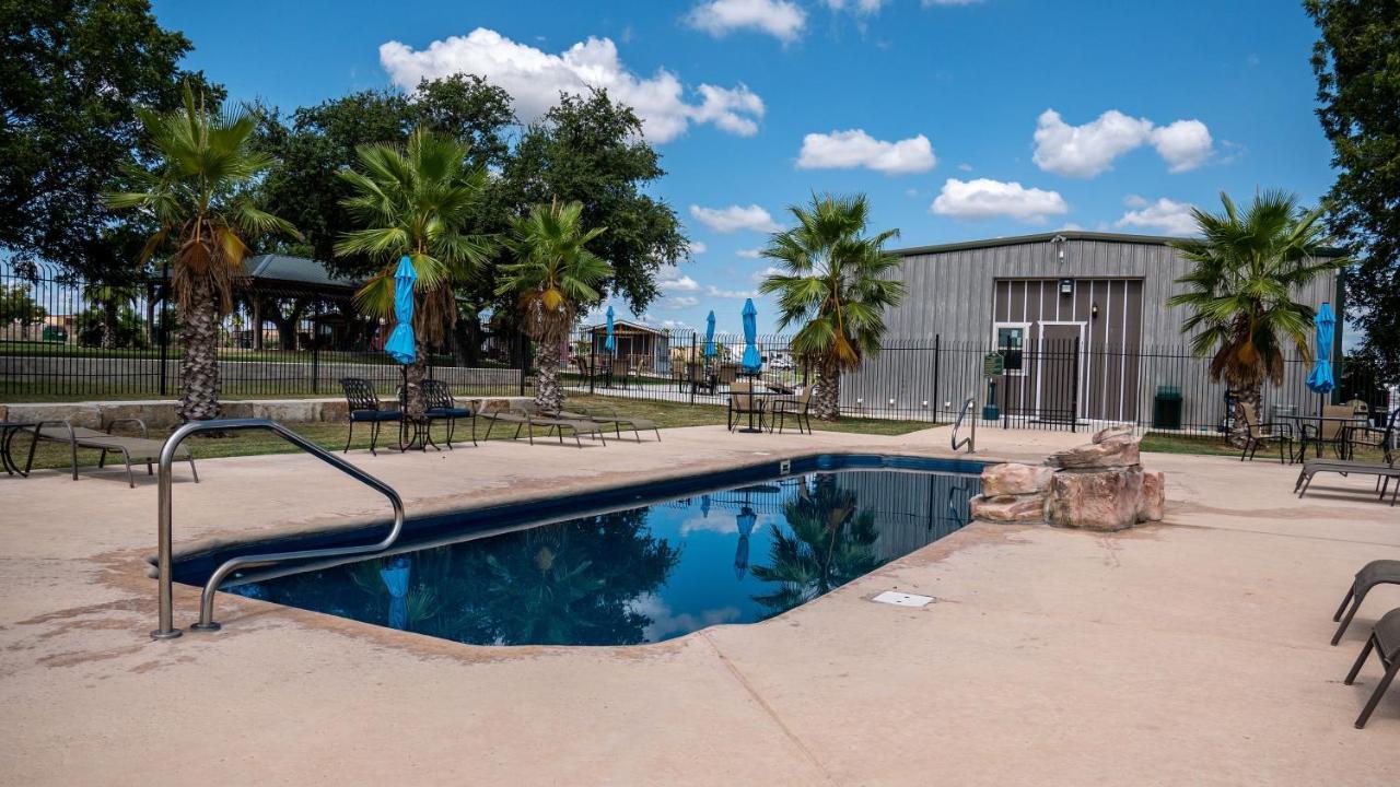 Rivercity Rv Park Нью Браунфелс Экстерьер фото